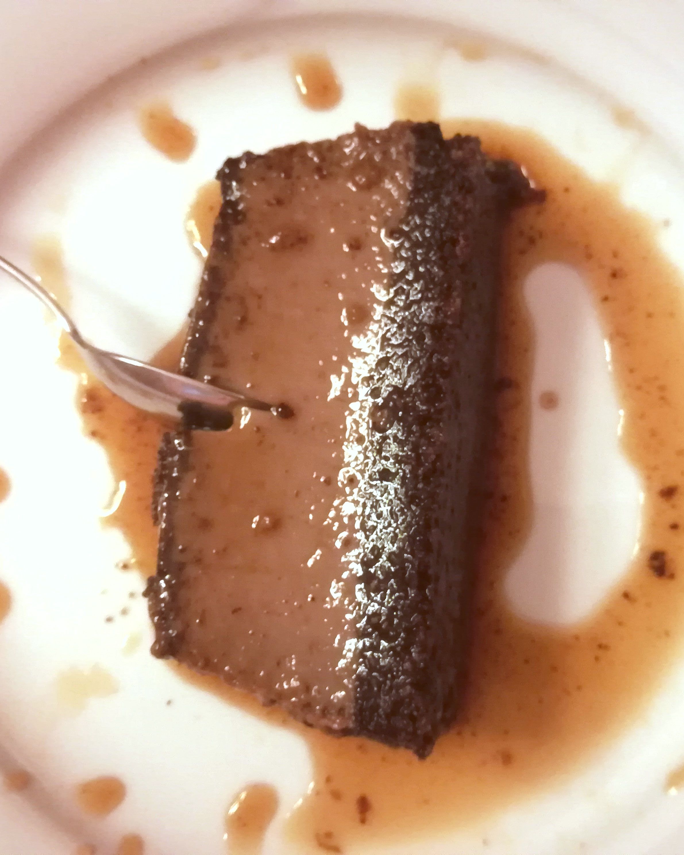 Una fetta di bonet con il caramello