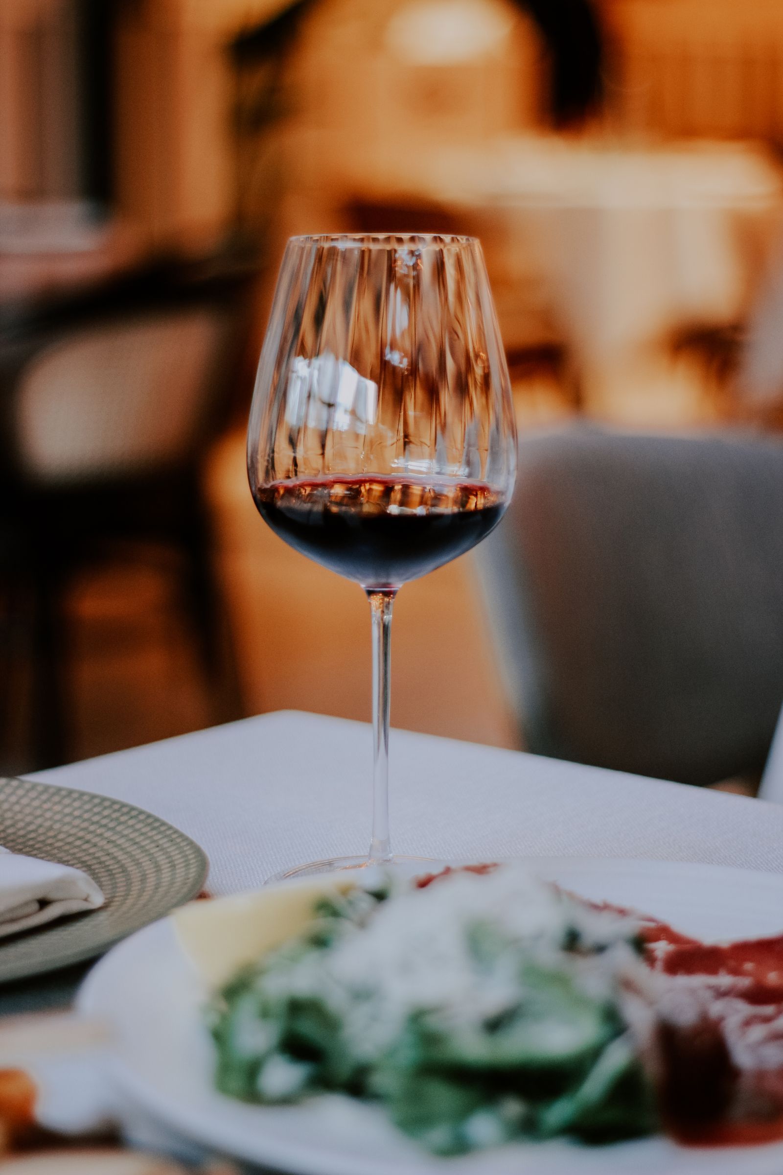 Un calice di vino rosso in tavola